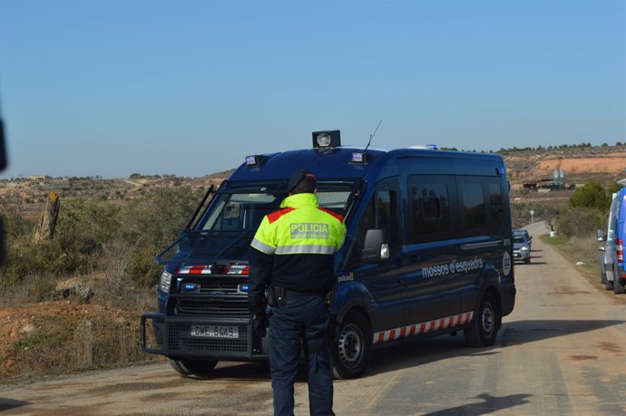 Furgón donde va el cazador que mató el sábado a dos agentes rurales