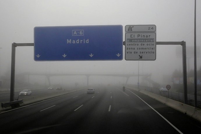 Niebla en la carretera en Madrid, carreteras, tráfico, coches, vehículos