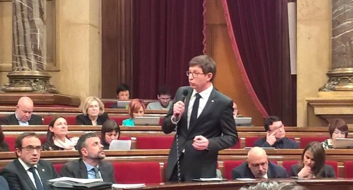 El conseller de Justicia, Carles Mundó, interviene en el pleno del Parlament