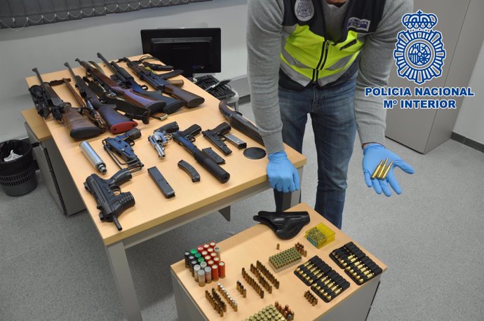 La Policía Nacional desarticula un grupo que poseía un arsenal con varias armas