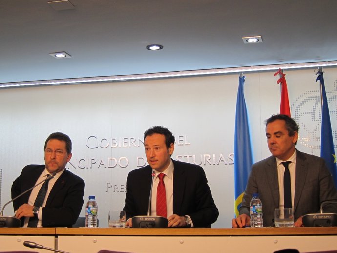 Los consejeros Genaro Alonso y Guillermo Martínez junto a Vicente Domínguez