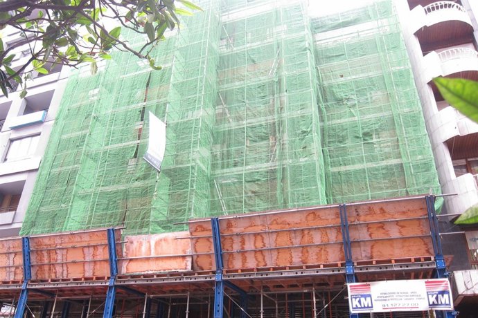 El andamio del a calle Uría número 74