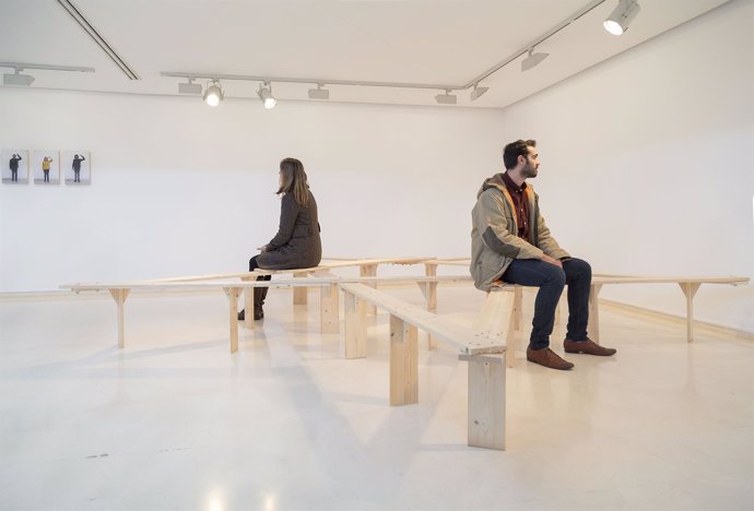 Dos espectadores en la exposición de Xavier Arenós en el IVAM