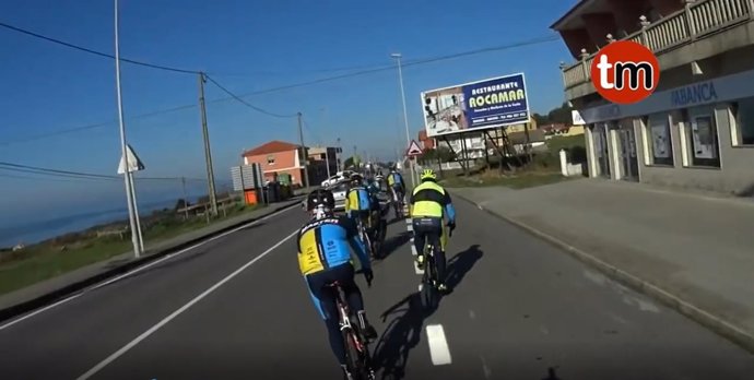 Graban cómo un conductor se da a la fuga tras derribar a un ciclista