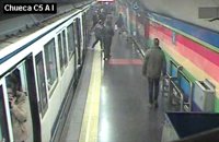 Un policía nacional fuera de servicio salta a las vías del Metro para socorrer a un hombre que cayó inconsciente