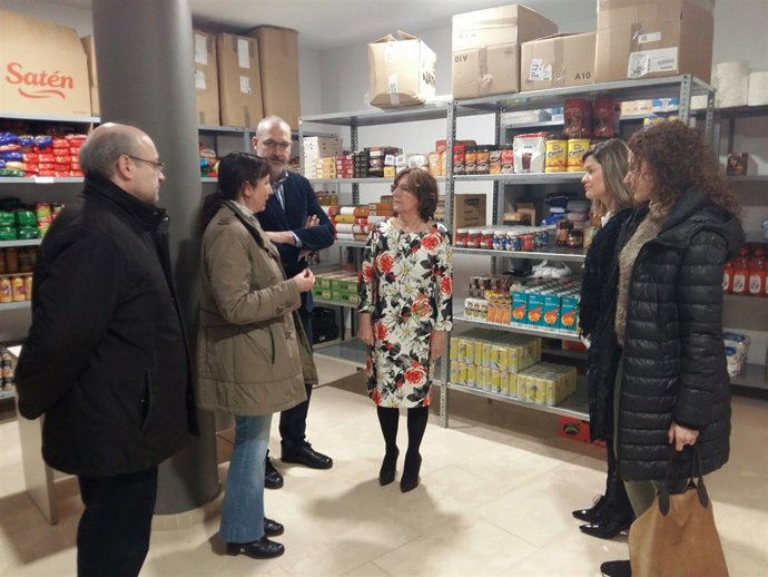Broto en su visita al banco de alimentos de Cáritas en Monzón 