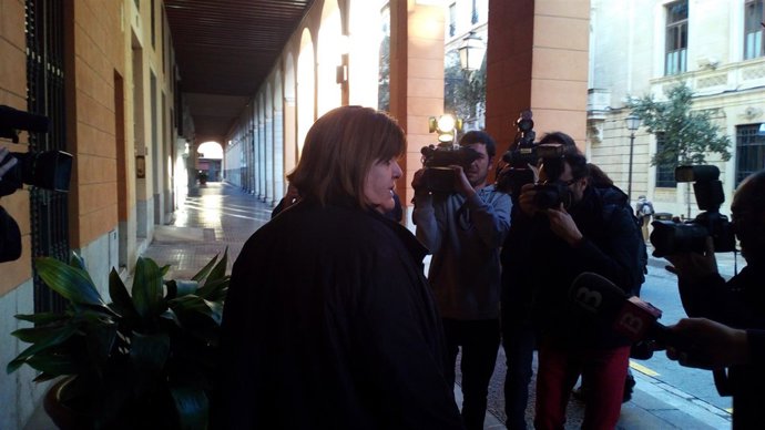 Xelo Huertas sale del edificio del Parlament