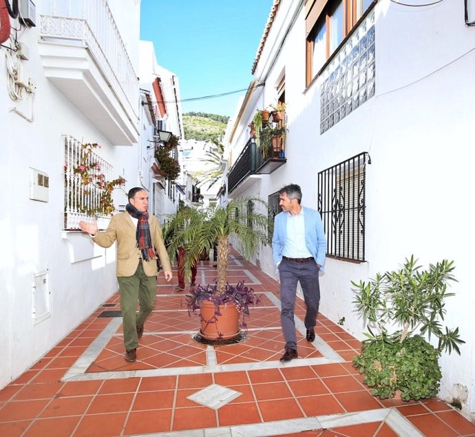 Elías Bendodo y Víctor Navas en una visita insistucional en el municipio 