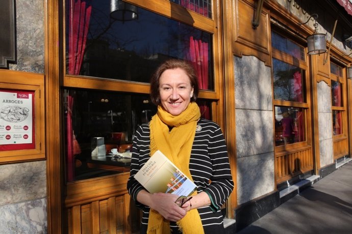Isabel Bono, ganadora del Premio Café Gijón por Una casa en Bleturge