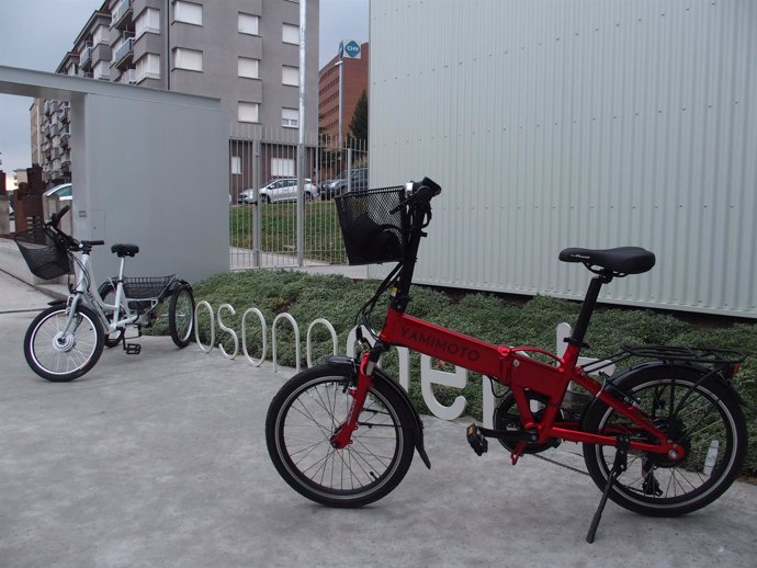 Bicicleta y triciclo eléctricos que Endesa ha entregado a Osonament         