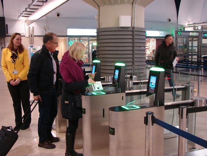 Sensores electrónicos para el acceso de pasajeros en aeropuerto de Sevilla