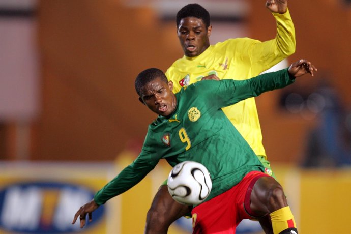 Ludovic Assemoassa intenta quitar un balón a Samuel Eto'o en un Togo-Camerún