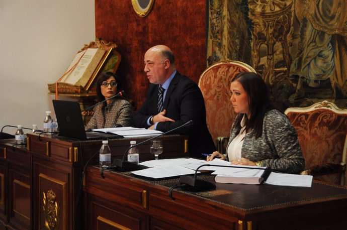 Ruiz (centro) interviene en el Pleno