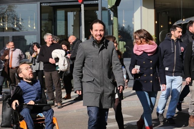 Pablo Echenique y Pablo Iglesias tras la reunión en la sede de Podemos