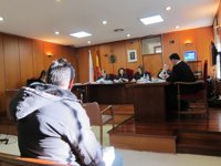 El acusado de agresión sexual a una chica dice que solo "la agarró por la cintura, la empujó y se cayó"