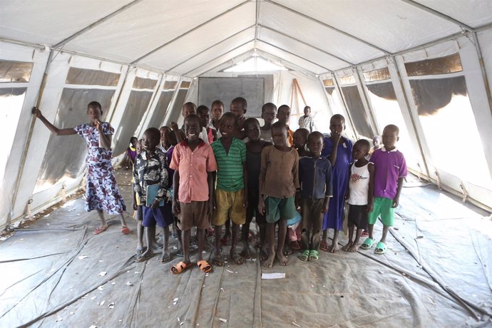 Un grupo de niños sursudaneses en un campo de refugiados en Uganda.