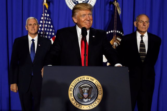 Donald Trump junto a Mike Pence y John Kelly