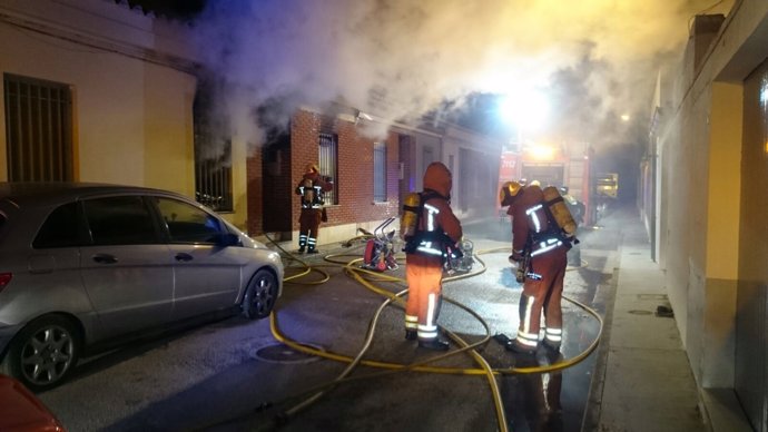 Bomberos actúan en un incendio en Casinos (Valencia)