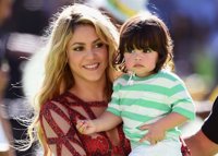 Shakira y Piqué visitan de nuevo un centro de salud con su hijo Milan