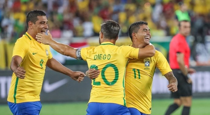 Brasil celebra el gol de Dudu