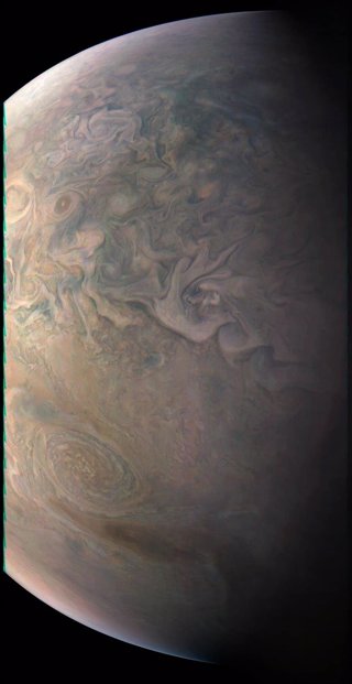 Júpiter se muestra su pequeña mancha roja