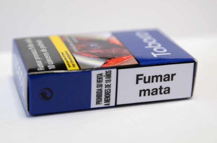 Nueva cajetilla de tabaco, paquete de tabaco, cigarro, cigarros