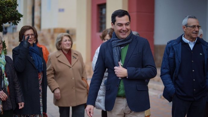 Juanma Moreno durante su visita a Berja (Almería)