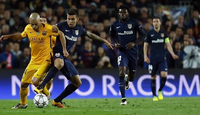 Angel Correa y Javier Mascherano en el FC Barcelona - Atlético de Madrid