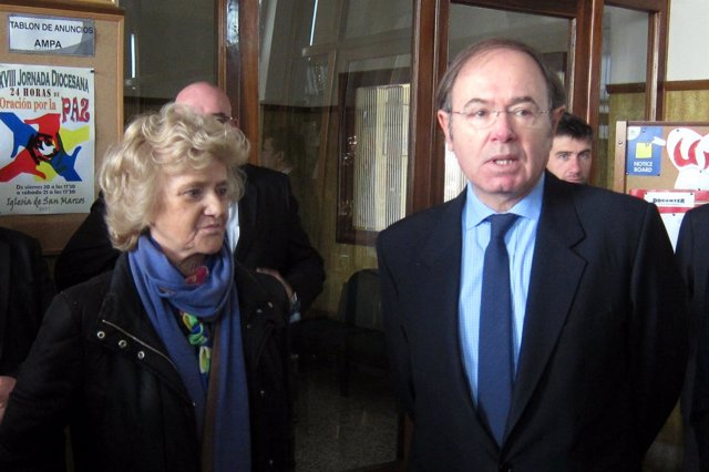 García-Escudero junto a Soledad Becerril en Salamanca.