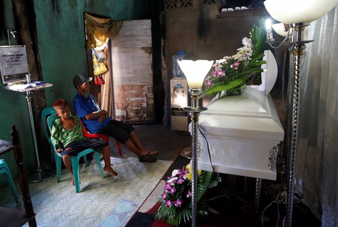 Familiares de un chico filipino de 15 años muerto en una redada contra la droga