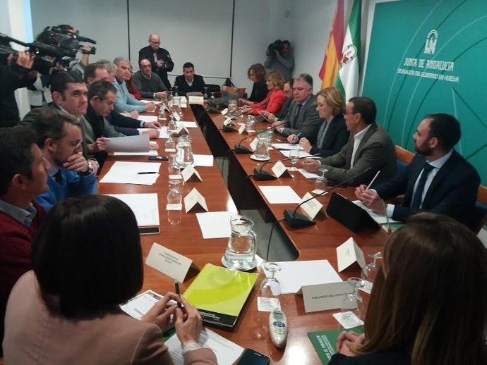 La consejera de Agricultura, Carmen Ortiz, en la Mesa de la Fresa.