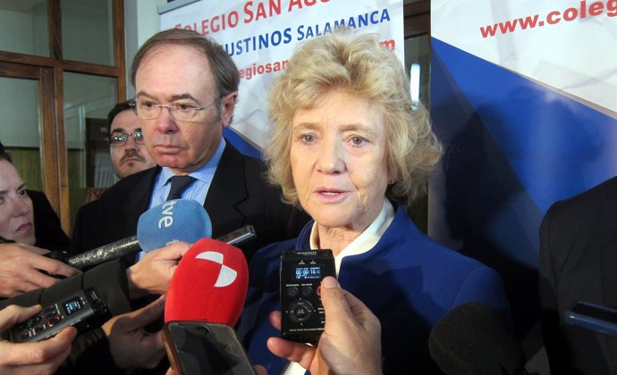 Soledad Becerril atiende a los medios en Salamanca.