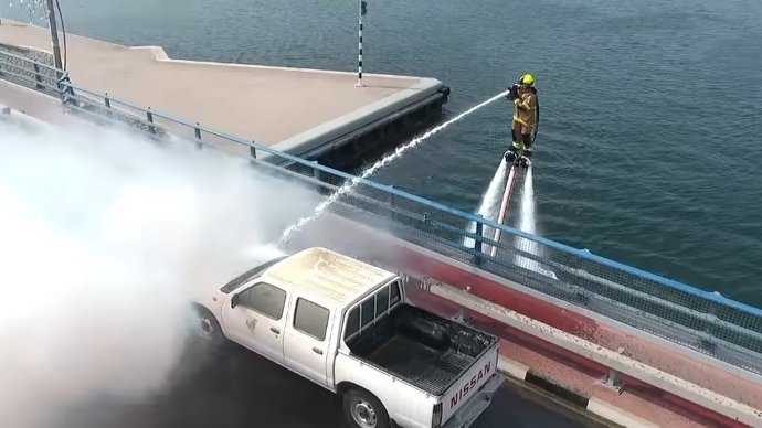 Bombero de Dubai utilizando un jet ski