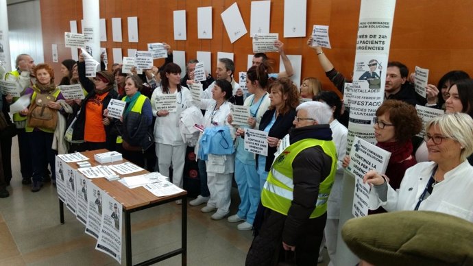 Trabajadores del Hospital Taulí del Sabadell protestan