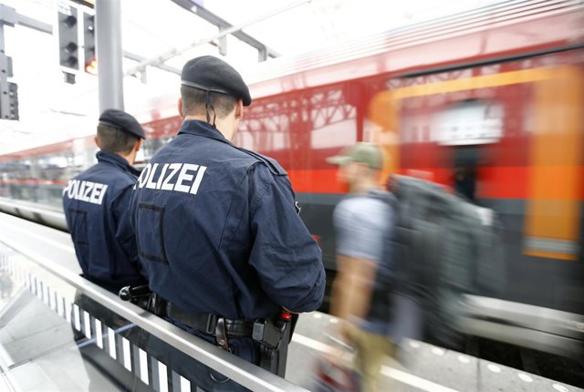 Agentes de la Policía austriaca de patrulla en una estación de trenes
