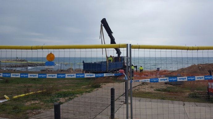 Obras en el colector afectado a la altura de la playa de la Mora en Badalona 