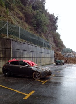 Vehiculo dañado por corrimiento de tierras en Hondarribia