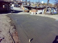 Ayuntamiento cubre de hormigón parte del Gallinero para que los niños cojan el bus escolar "sin chapotear en el barro"