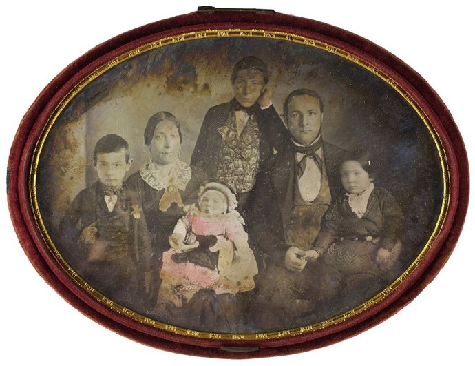 La Universitat muestra el inicio de la fotografía a través de una exposición 