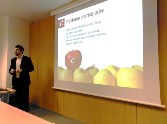 Uno de los consultores de la Banc durante una sesión informativa