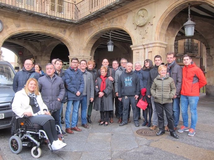 Colectivos delante del medallón de Franco en la Plaza Mayor de Salamanca