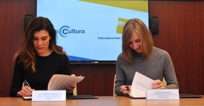 Susana Gato y Beatriz Navarro firman el convenio entre Atresmedia y Fnac