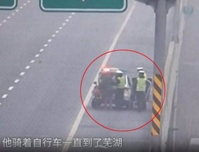 Un chino parado por la policía se da cuenta de que va en dirección opuesta