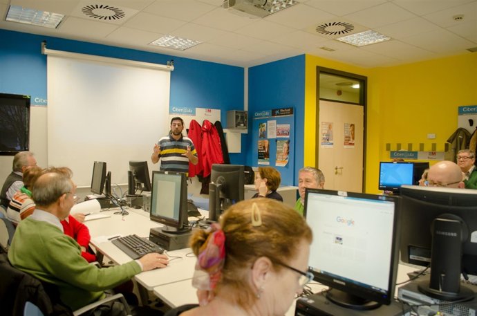 Personas mayores, clases de internet, centro de mayores, jubilados