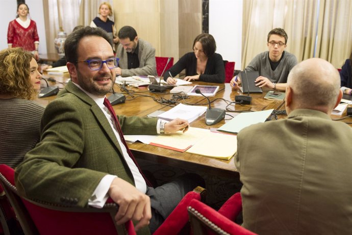 Los equipos negociadores de PSOE y Podemos se reúnen en el Congreso