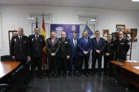 El fiscal jefe provincial de Córdoba, Juan Calvo-Rubio Burgos, recibe la Cruz al Mérito Policial con distintivo blanco