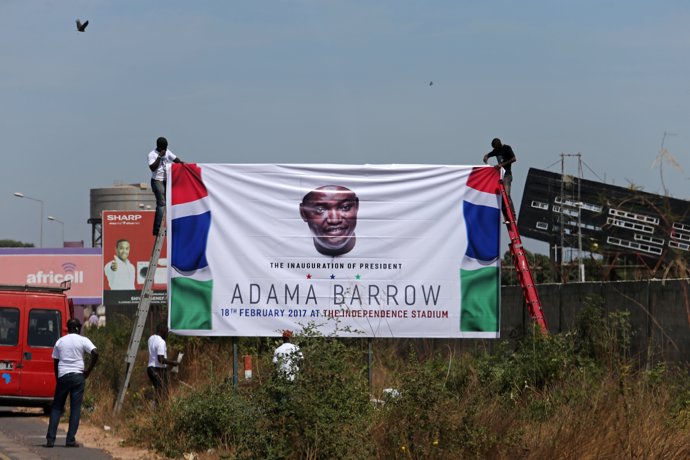 Cartel de bienvenida a Adama Barrow en Gambia
