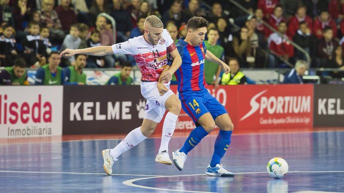 Miguelín pelea en el Palau Blaugrana por un balón