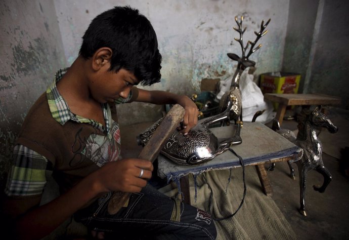 Un niño paquistaní trabaja en una tienda de Karachi.