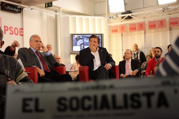Guerra y Javier Fernández en la presentación de 'El Socialista'